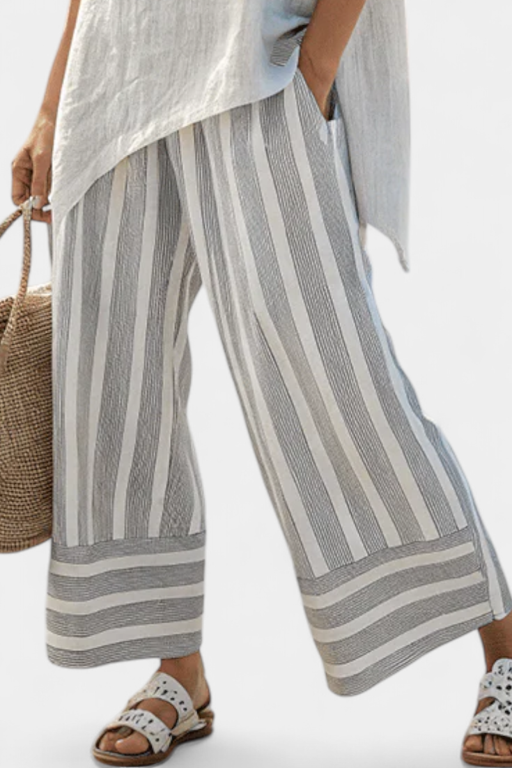 Daisy set s asimetričnom bluzom i prugastim hlačama za moderni i elegantni stil